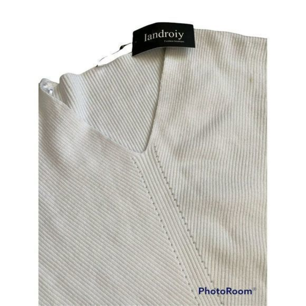 Landroiy NWT White oversized‎ v-neck winter white lightweight sweater 2xl